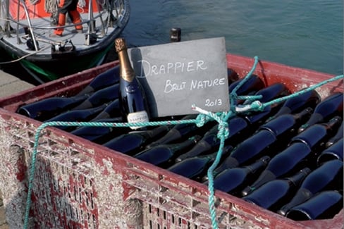 Des bouteilles de champagne à la mer près de St Malo